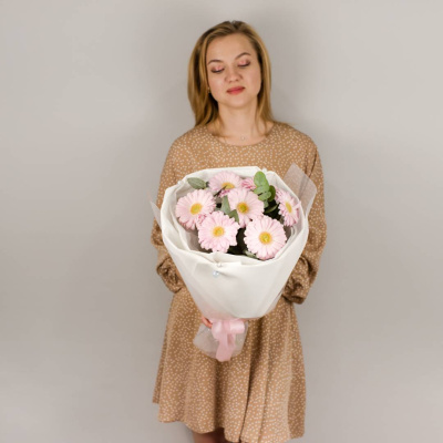 Букет из мини гербер с эвкалиптом N 50479 Букет из мини гербер с эвкалиптом N 50479