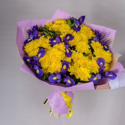 Букет с кустовой хризантемой и ирисами Соната желтая 7047-Ж Букет с кустовой хризантемой и ирисами Соната желтая 7047-Ж