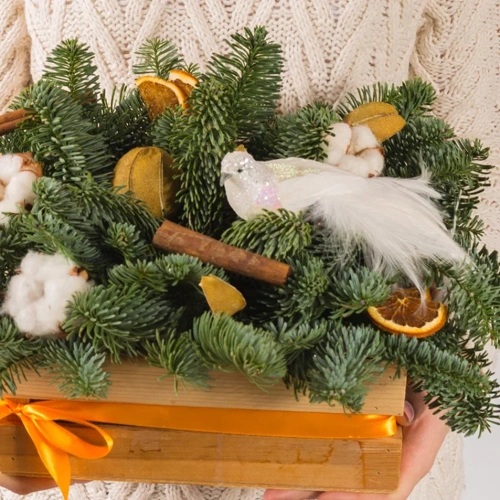 Композиция новогодняя в ящике с птичкой и еловыми ветками "В ожидании чуда" N 72238