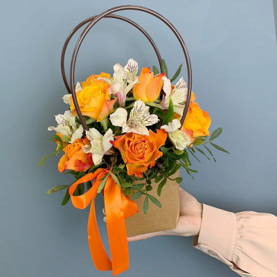 Сумочка с розовыми розами Кения и альстромерией N 66996-Р Сумочка с розовыми розами Кения и альстромерией N 66996-Р