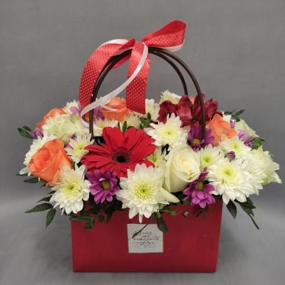 Сумочка с герберой и хризантемой "Яркое настроение" N 50832 Сумочка с герберой и хризантемой "Яркое настроение" N 50832