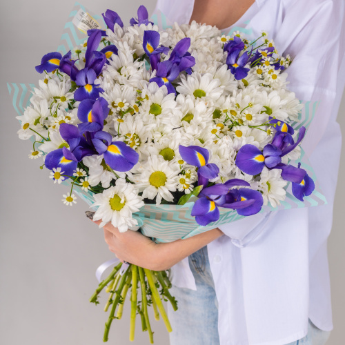 Букет с хризантемой, ирисом и ромашками N 52674