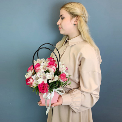 Сумочка с розовыми розами Кения и альстромерией N 66996-Р Сумочка с розовыми розами Кения и альстромерией N 66996-Р