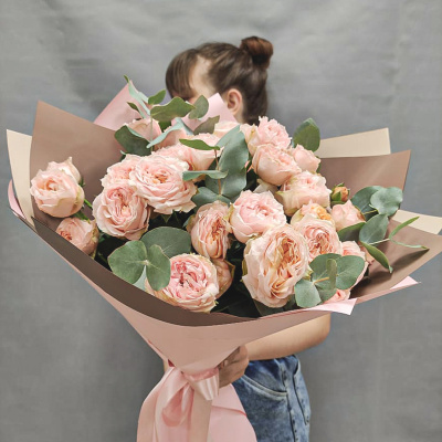 Букет из 9 кустовых пионовидных персиковых роз с эвкалиптом 45354-Перс