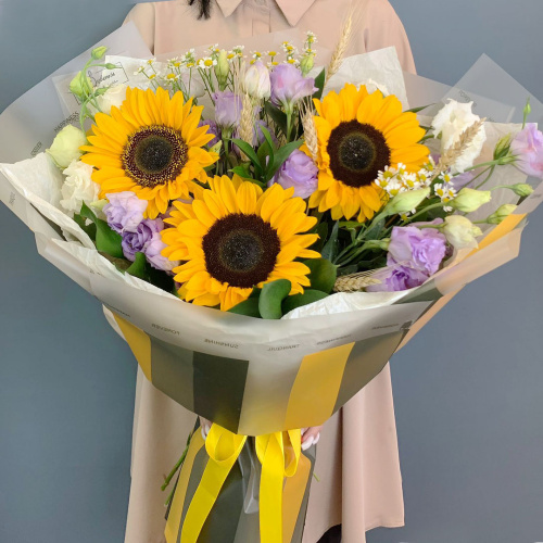Букет с подсолнухами и эустомой арт. 66668
