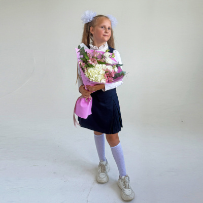 Небольшой букет с гортензией и альстромерией N 84571