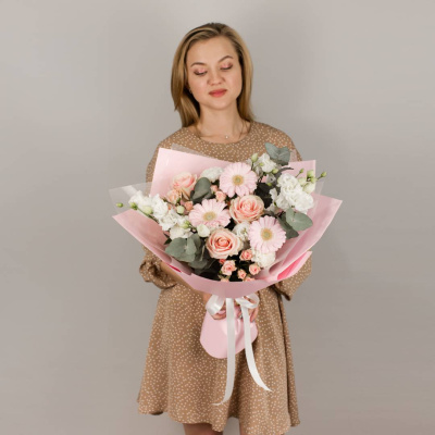 Букет с розами, мини-герберами, эустомой "Очарование" N 50477 Букет с розами, мини-герберами, эустомой "Очарование" N 50477