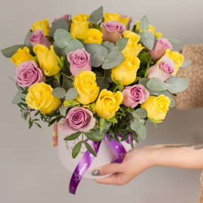 Коробка с желтыми и фиолетовыми кенийскими розами и эвкалиптом 50536