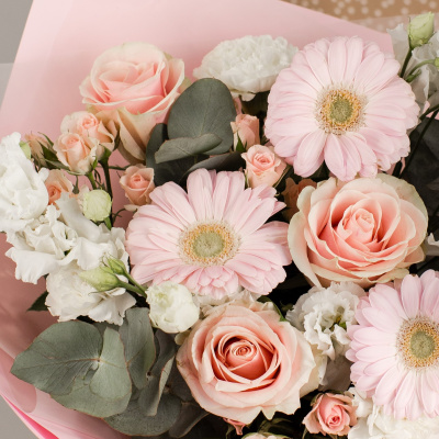 Букет с розами, мини-герберами, эустомой "Очарование" N 50477 Букет с розами, мини-герберами, эустомой "Очарование" N 50477