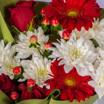 Букет из красных роз и гербер с кустовой хризантемой N 52740 Букет из красных роз и гербер с кустовой хризантемой N 52740