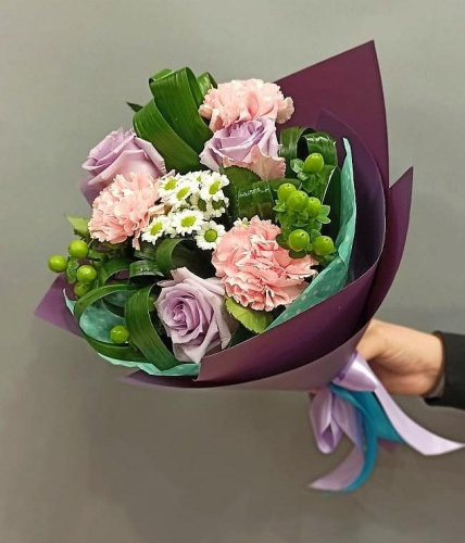 Букет "Гармония" из кустовой хризантемы, розы эквадор, гиперикума и диантуса(гвоздика). арт. 22465