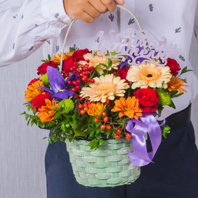 Корзинка "Любимому учителю" с мини-герберами, розами и ирисами N 38179