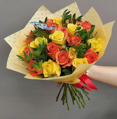 Букет из 25 Кенийских оранжевых и желтых роз с бабочкой N 80552