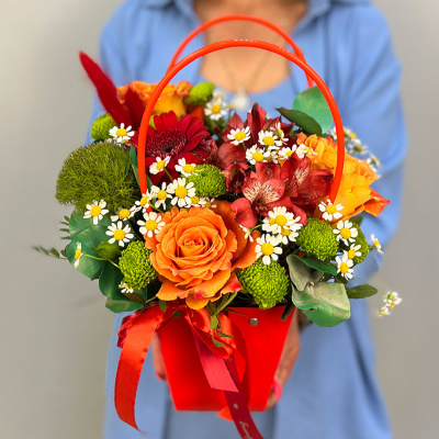 Сумочка с розами, кустовой хризантемой, гермини и ромашками танацетум 52454