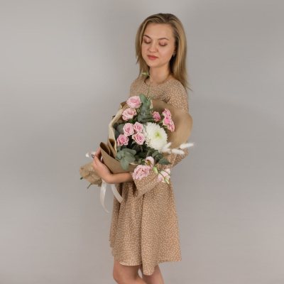 Букет из одноголовой хризантемы с розами и эвкалиптом 50447 Букет из одноголовой хризантемы с розами и эвкалиптом 50447