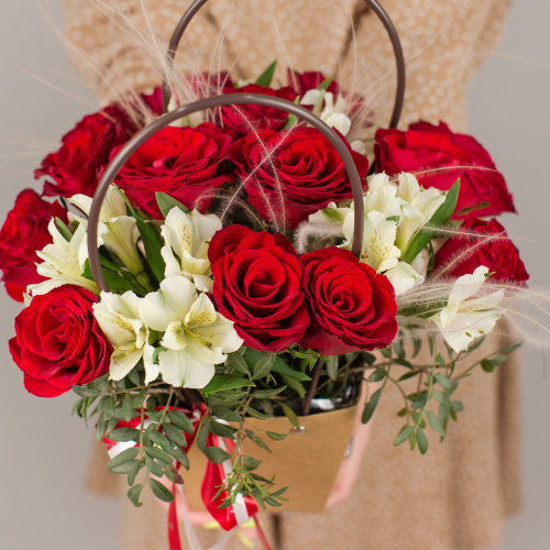 Сумочка с красными розами Кения и альстромерией N 50539