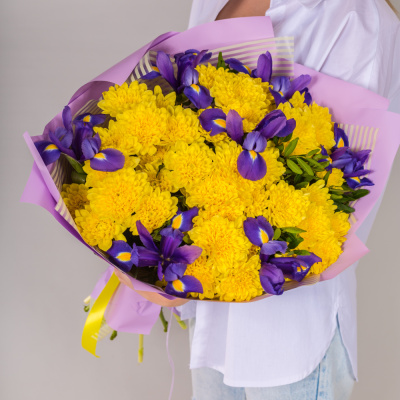 Букет с кустовой хризантемой и ирисами Соната желтая 7047-Ж Букет с кустовой хризантемой и ирисами Соната желтая 7047-Ж