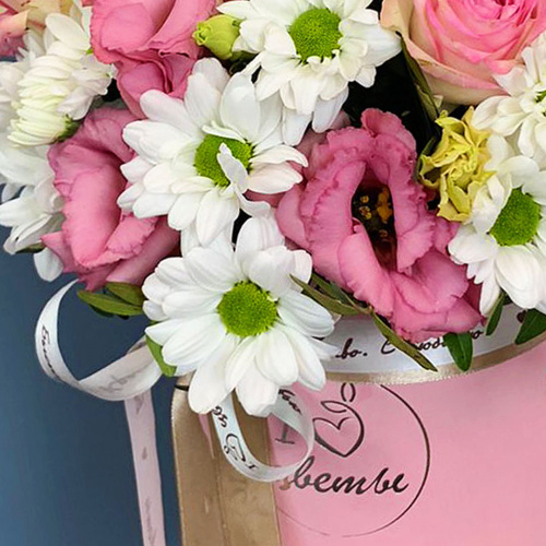 Коробка с цветами из кустовой хризантемы с розами N 66658