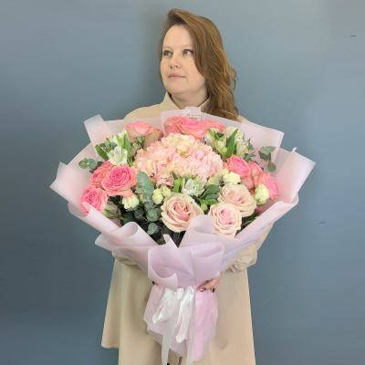 Букет с гортензией и кустовыми розами 71077 Букет с гортензией и кустовыми розами 71077