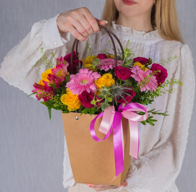 Сумочка с цветами "Цветочный коктейль" яркий микс Кенийских роз, альстромерии и мини-гербер 38367 Сумочка с цветами "Цветочный коктейль" яркий микс Кенийских роз, альстромерии и мини-гербер 38367