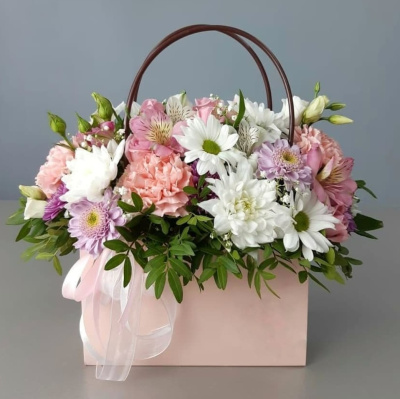 Сумочка с живыми цветами "Нежная" в розовой гамме из кустовой хризантемы, розы, эустомы N 5514 Сумочка с живыми цветами "Нежная" в розовой гамме из кустовой хризантемы, розы, эустомы N 5514