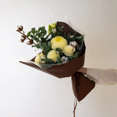 Букет из нобилиса и белых роз "Зачарованный шар" N 91345