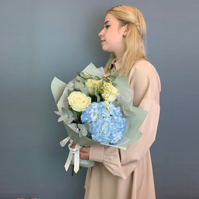 Букет из розовой гортензии с розами и ромашками N 66831