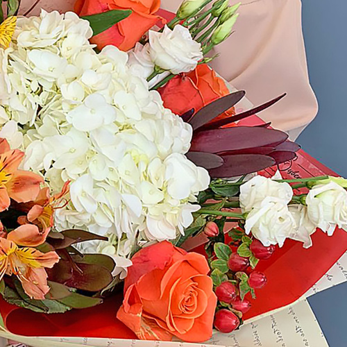 Букет с гортензией и розами оранжевый N 70983