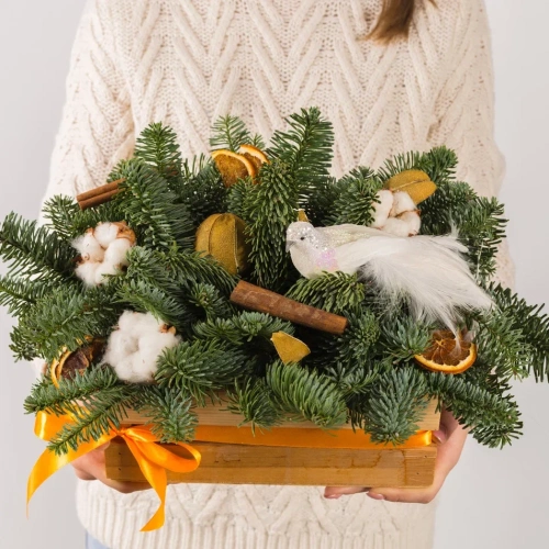 Композиция новогодняя в ящике с птичкой и еловыми ветками "В ожидании чуда" N 72238