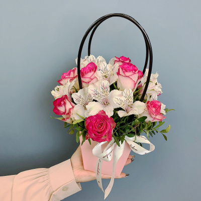 Сумочка с розовыми розами Кения и альстромерией N 66996-Р Сумочка с розовыми розами Кения и альстромерией N 66996-Р