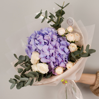 Букет из голубой гортензии и пионовидных роз с эвкалиптом N 50471 Букет из голубой гортензии и пионовидных роз с эвкалиптом N 50471