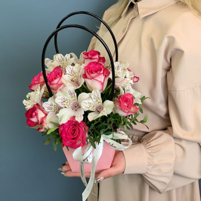 Сумочка с розовыми розами Кения и альстромерией N 66996-Р Сумочка с розовыми розами Кения и альстромерией N 66996-Р