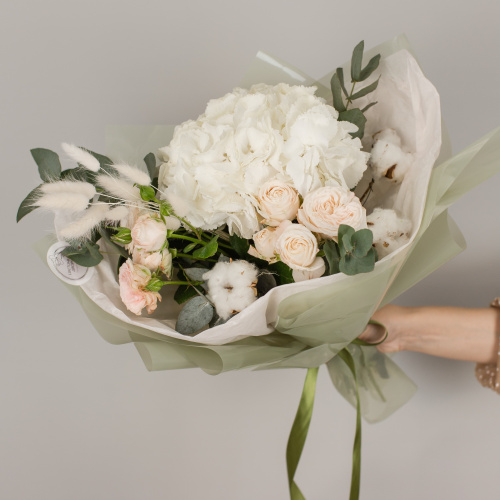 Букет из гортензии и пионовидных роз с эвкалиптом N 50473