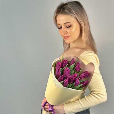 Букет из 15 пурпурных тюльпанов в упаковке 28405