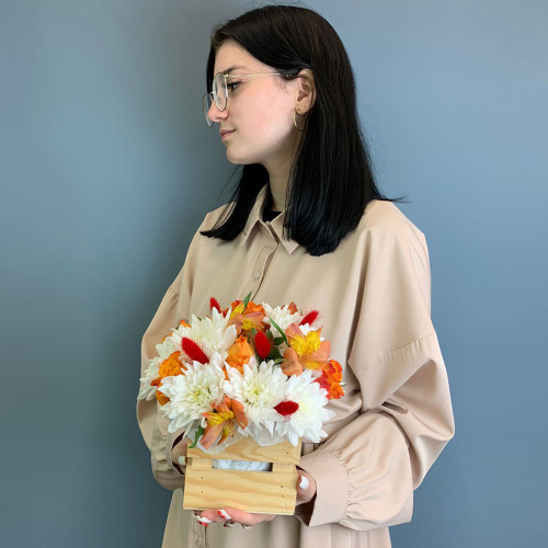 Ящик с цветами оранжевые розы и хризантема арт. 66998-О