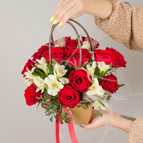 Сумочка с красными розами Кения и альстромерией N 50539