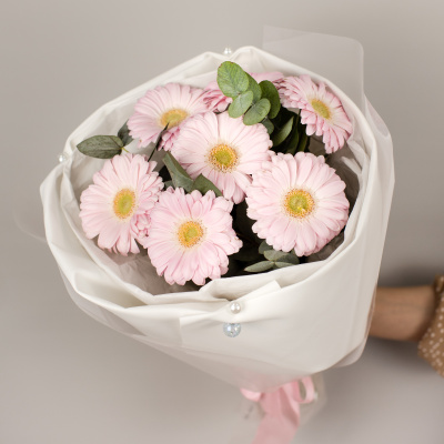 Букет из мини гербер с эвкалиптом N 50479 Букет из мини гербер с эвкалиптом N 50479