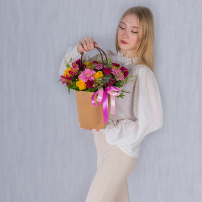 Сумочка с цветами "Цветочный коктейль" яркий микс Кенийских роз, альстромерии и мини-гербер 38367 Сумочка с цветами "Цветочный коктейль" яркий микс Кенийских роз, альстромерии и мини-гербер 38367