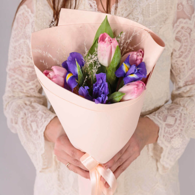Букет мини из розовых тюльпанов с ирисами 59869
