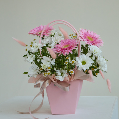 Сумочка с герберами и хризантемой ромашка N 84595 Сумочка с герберами и хризантемой ромашка N 84595